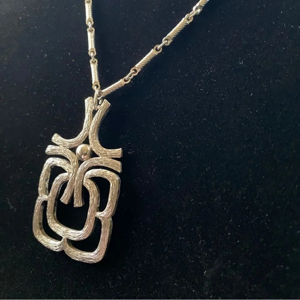 Vintage  Avon 1974 Mayan Silver Pendant Necklace Brutalist Style - Picture 7 of 7
